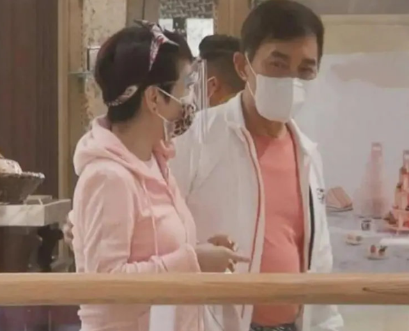 谢霆锋妈妈出门逛街，69岁穿一身粉红，与现任老