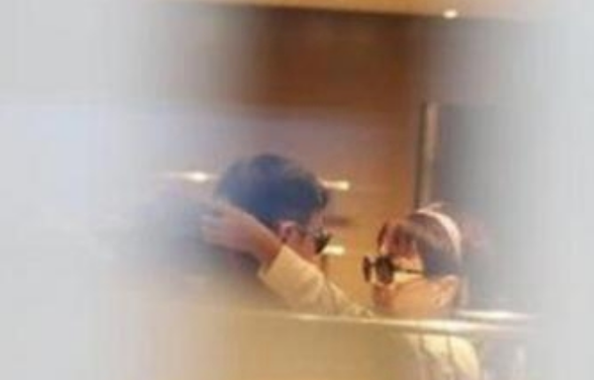 谢霆锋妈妈出门逛街，69岁穿一身粉红，与现任老