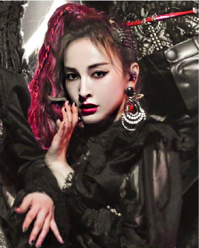 吴昕客串过不少角色:演过《宝莲灯》,还和黄