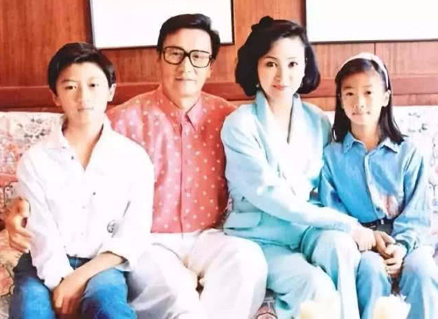 谢霆锋妈妈出门逛街,69岁穿一身粉红,与现任老