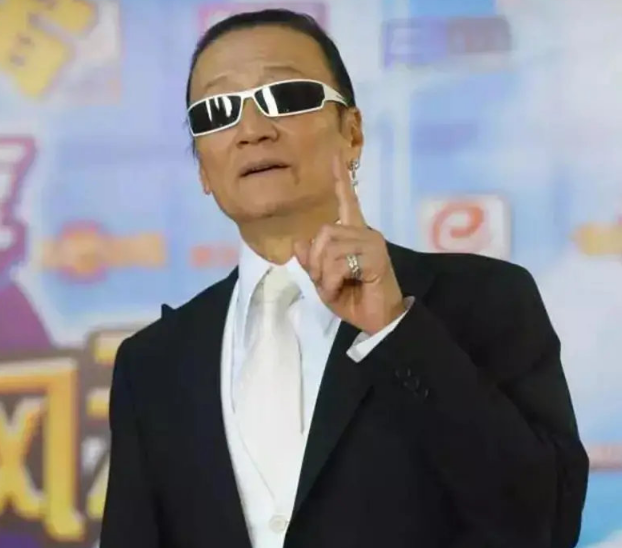 谢霆锋妈妈出门逛街,69岁穿一身粉红,与现任老