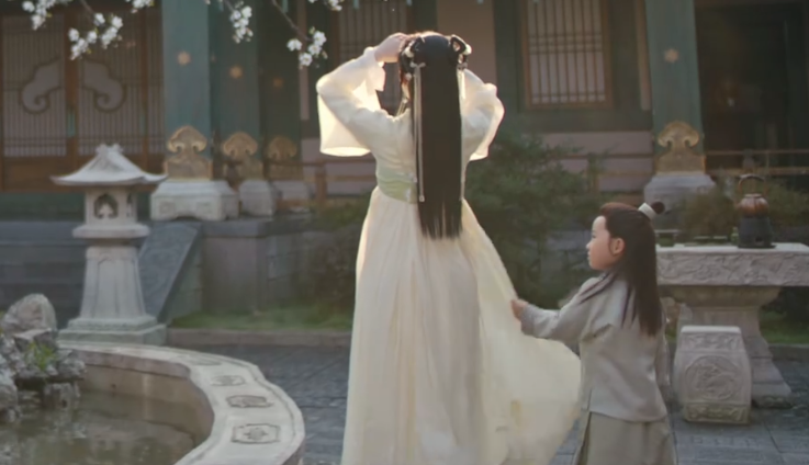 鞠婧祎新剧暴露超虐头身比,站男主身边似幼童