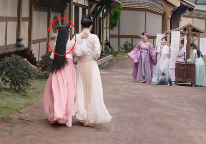 鞠婧祎新剧暴露超虐头身比,站男主身边似幼童