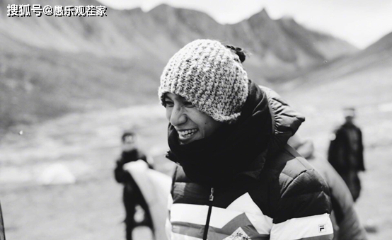 44岁陈坤现身直播间,皮肤黝黑无皱纹,完全不输