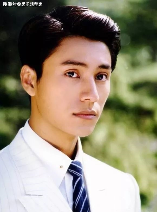 44岁陈坤现身直播间,皮肤黝黑无皱纹,完全不输