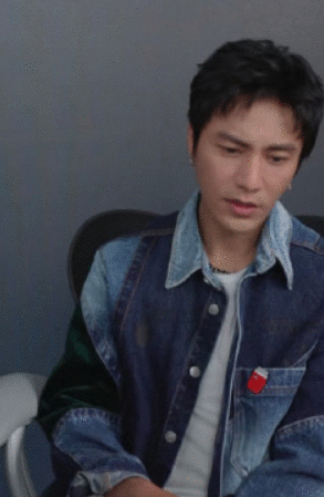 44岁陈坤现身直播间,皮肤黝黑无皱纹,完全不输