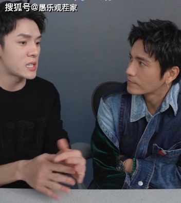 44岁陈坤现身直播间,皮肤黝黑无皱纹,完全不输