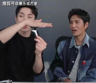 44岁陈坤现身直播间,皮肤黝黑无皱纹,完全不输