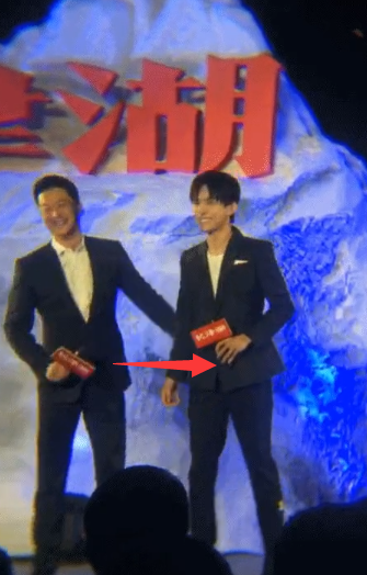 易烊千玺身高对比来了，与吴京同台一目了然，