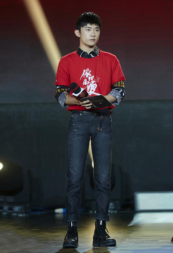 易烊千玺身高对比来了，与吴京同台一目了然，