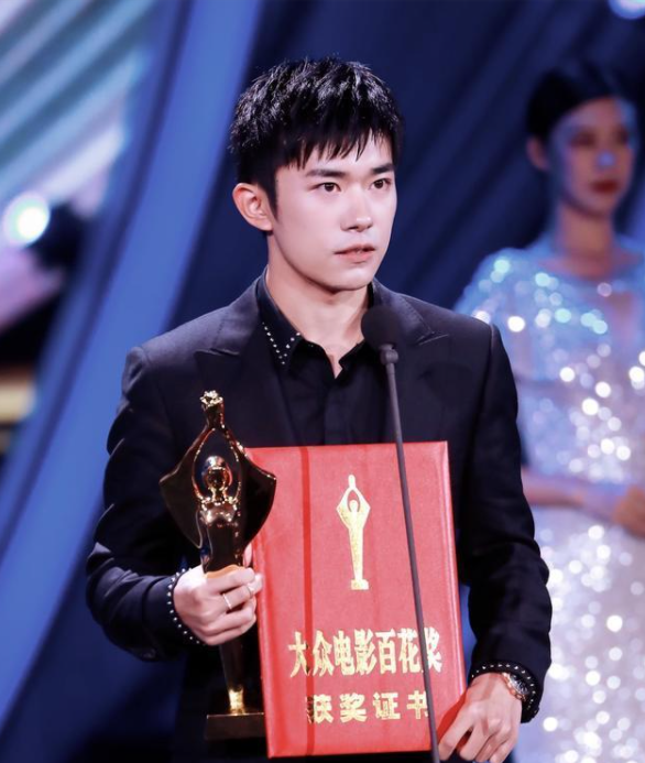 易烊千玺身高对比来了，与吴京同台一目了然，