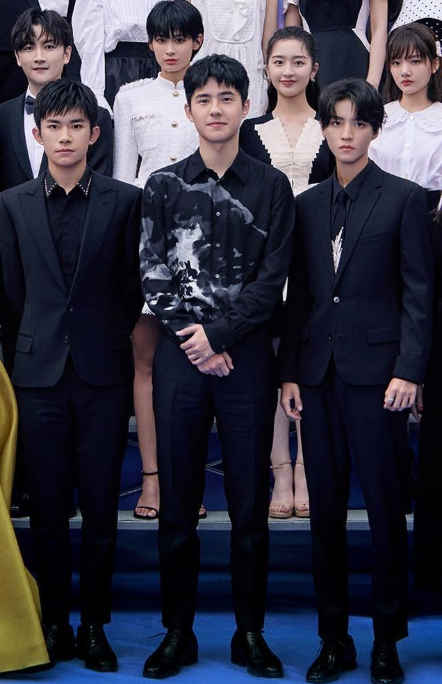 易烊千玺身高对比来了，与吴京同台一目了然，