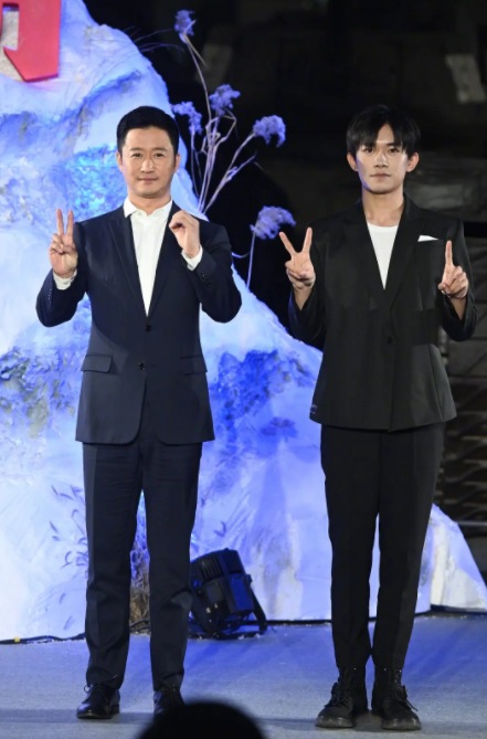 易烊千玺身高对比来了，与吴京同台一目了然，