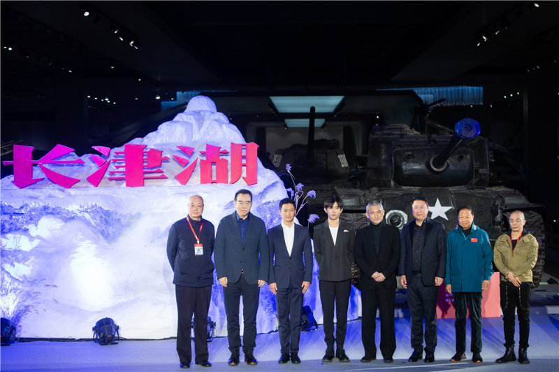 易烊千玺身高对比来了，与吴京同台一目了然，