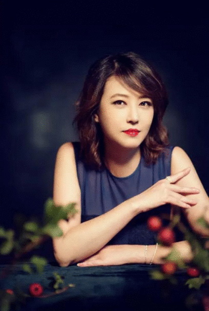 姐弟恋小7岁“小狼狗”，53岁周海媚爱心泛滥，