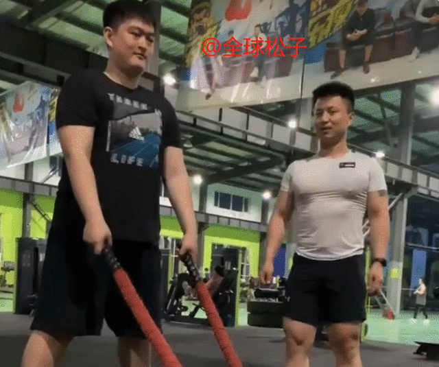 赵本山儿子撞脸大衣哥儿子,月薪7500妹妹却开上亿