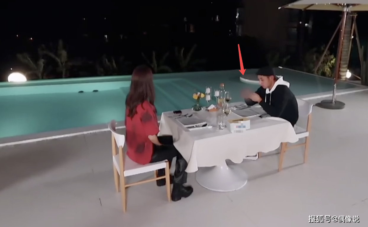 张继科和金晨首次见面太扫兴,玩手机掏耳朵暴