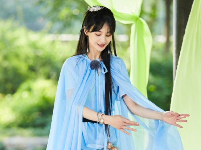 整容后遗症？郑爽脸颊消瘦发际线堪忧，看起来