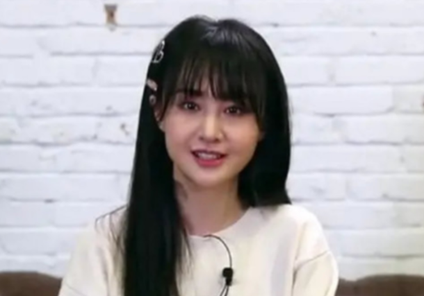 整容后遗症？郑爽脸颊消瘦发际线堪忧，看起来