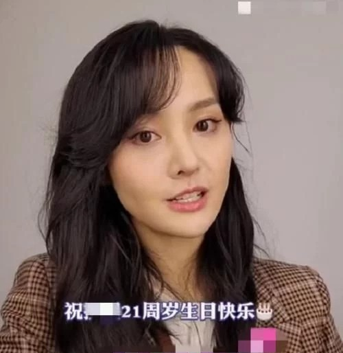 整容后遗症？郑爽脸颊消瘦发际线堪忧，看起来