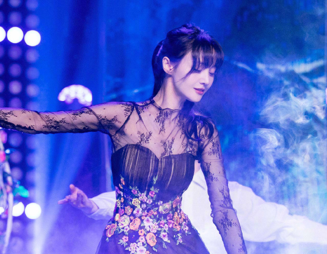 整容后遗症？郑爽脸颊消瘦发际线堪忧，看起来