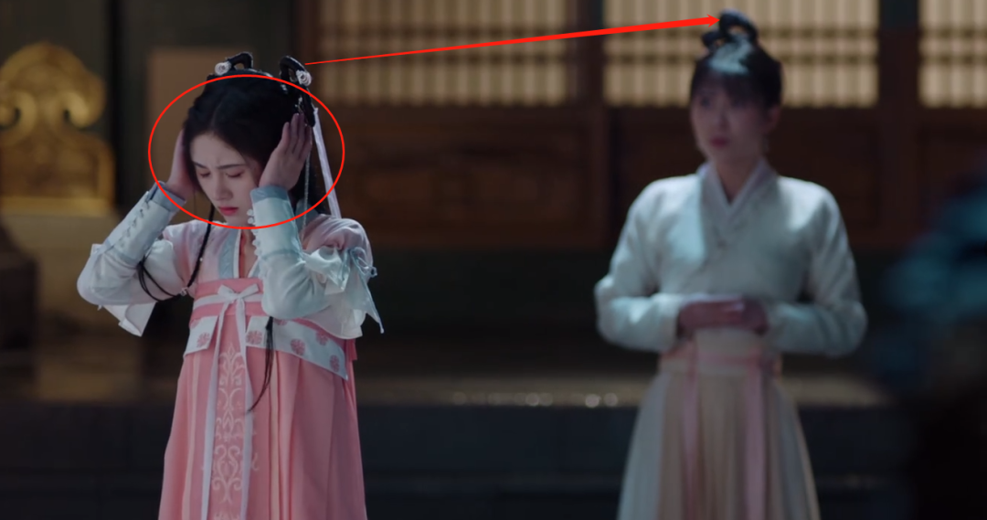 鞠婧祎新剧暴露超虐头身比，站男主身边似幼童