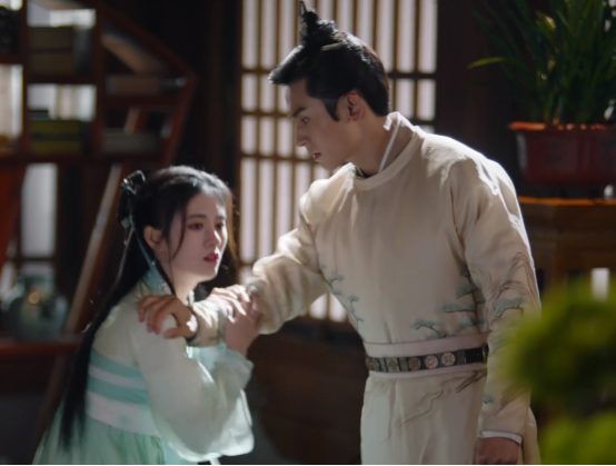 鞠婧祎新剧暴露超虐头身比，站男主身边似幼童