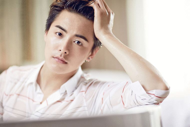 马天宇获30多名保安手拉手保护，行走其中疑默许