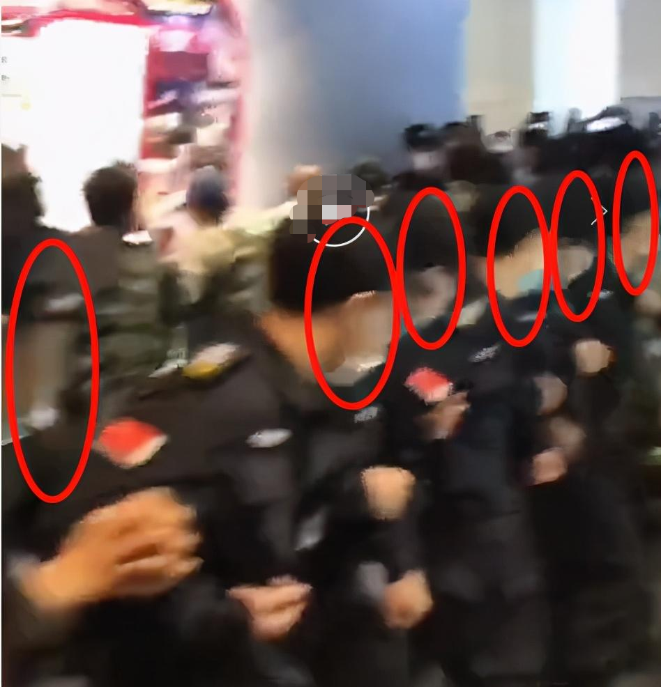 马天宇获30多名保安手拉手保护，行走其中疑默许