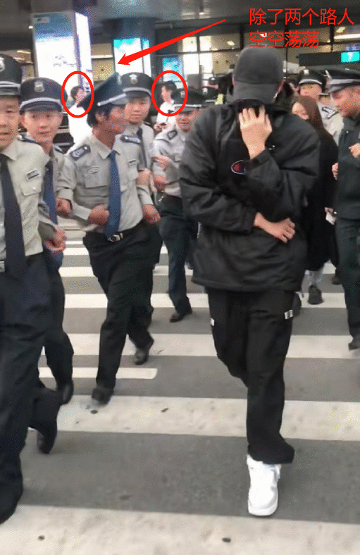 马天宇获30多名保安手拉手保护，行走其中疑默许