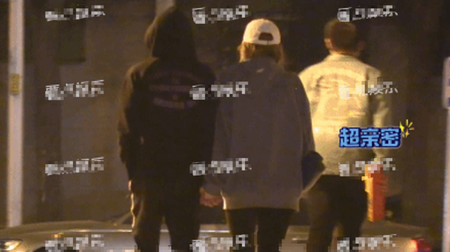 张一山与黄发女十指紧扣，甜蜜同回酒店，两月