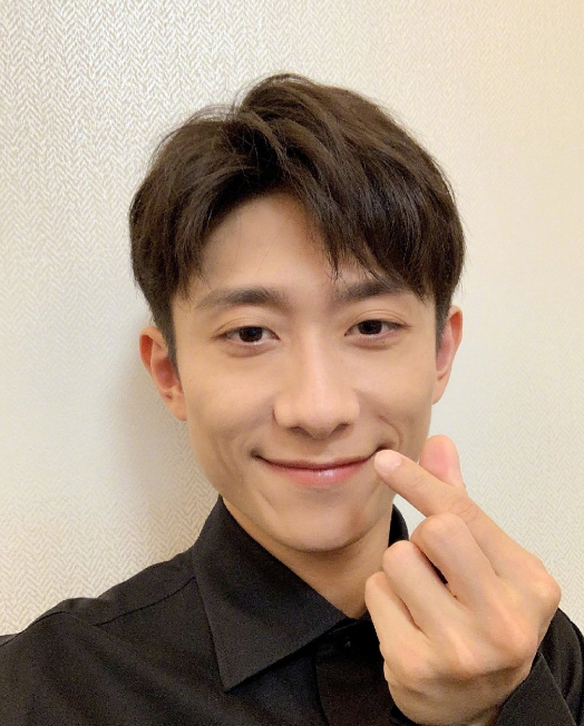 张一山与黄发女十指紧扣，甜蜜同回酒店，两月