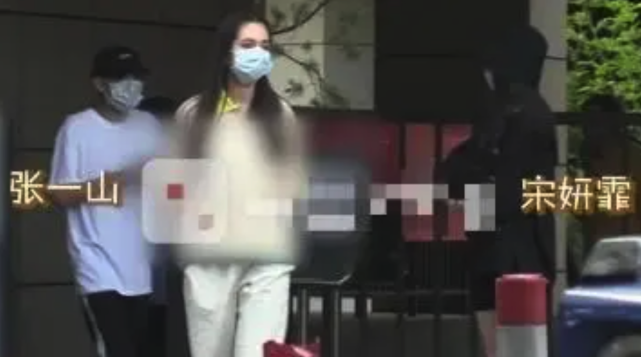 张一山与黄发女十指紧扣，甜蜜同回酒店，两月