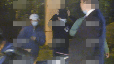 张一山与黄发女十指紧扣，甜蜜同回酒店，两月