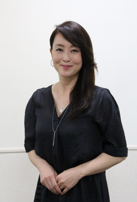 56岁女星自曝上月已闪婚，男方丧妻8年，婚前去