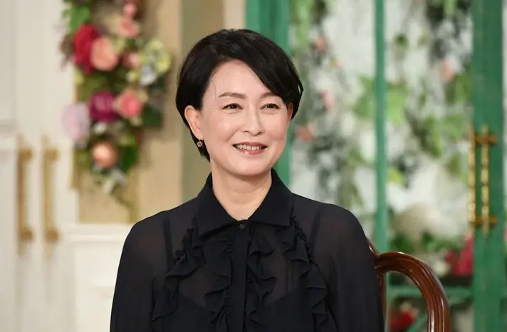 56岁女星自曝上月已闪婚，男方丧妻8年，婚前去