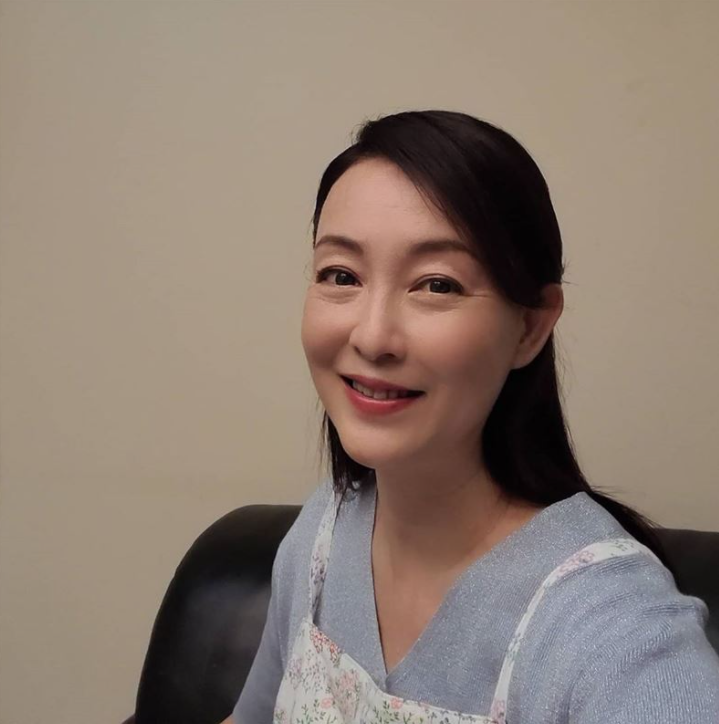 56岁女星自曝上月已闪婚，男方丧妻8年，婚前去