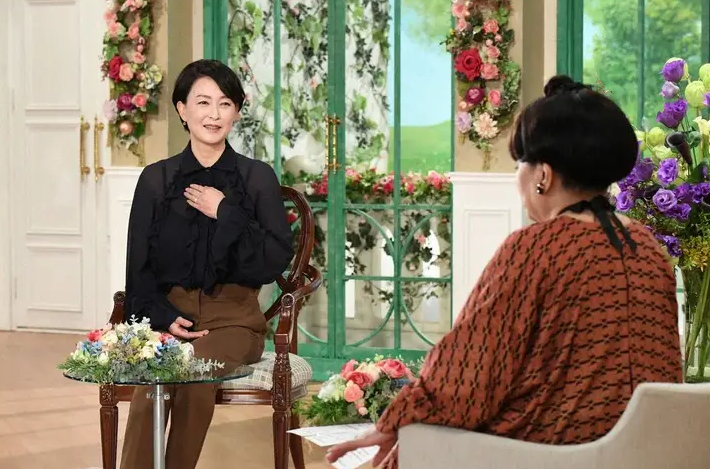 56岁女星自曝上月已闪婚，男方丧妻8年，婚前去