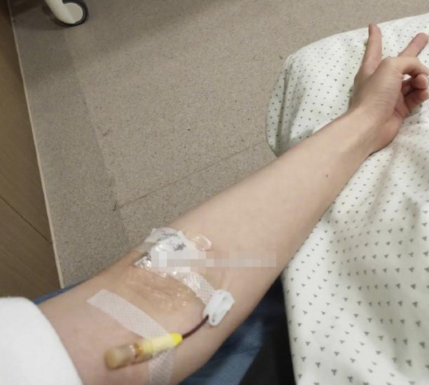 新人设?郑爽直播未做造型头发出油,被质疑是