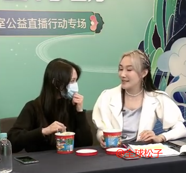 新人设?郑爽直播未做造型头发出油,被质疑是