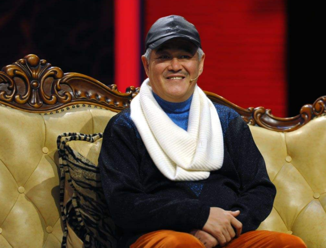 赵本山和《乡爱》美女演员挨个合影,满头白发