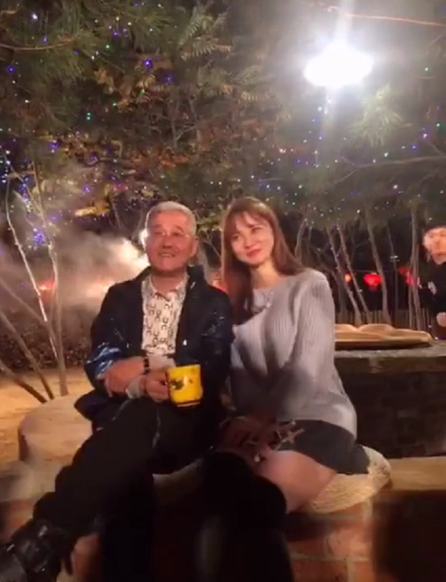 赵本山和《乡爱》美女演员挨个合影,满头白发