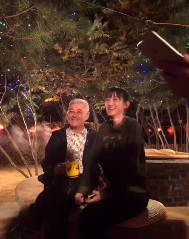 赵本山和《乡爱》美女演员挨个合影,满头白发