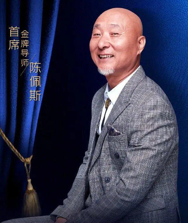 赵本山和《乡爱》美女演员挨个合影,满头白发