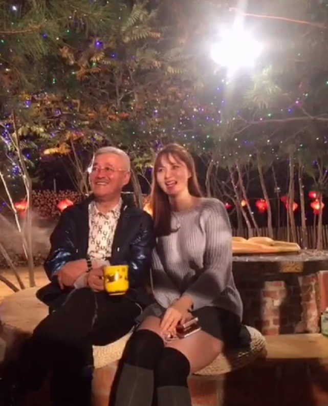 赵本山和《乡爱》美女演员挨个合影,满头白发