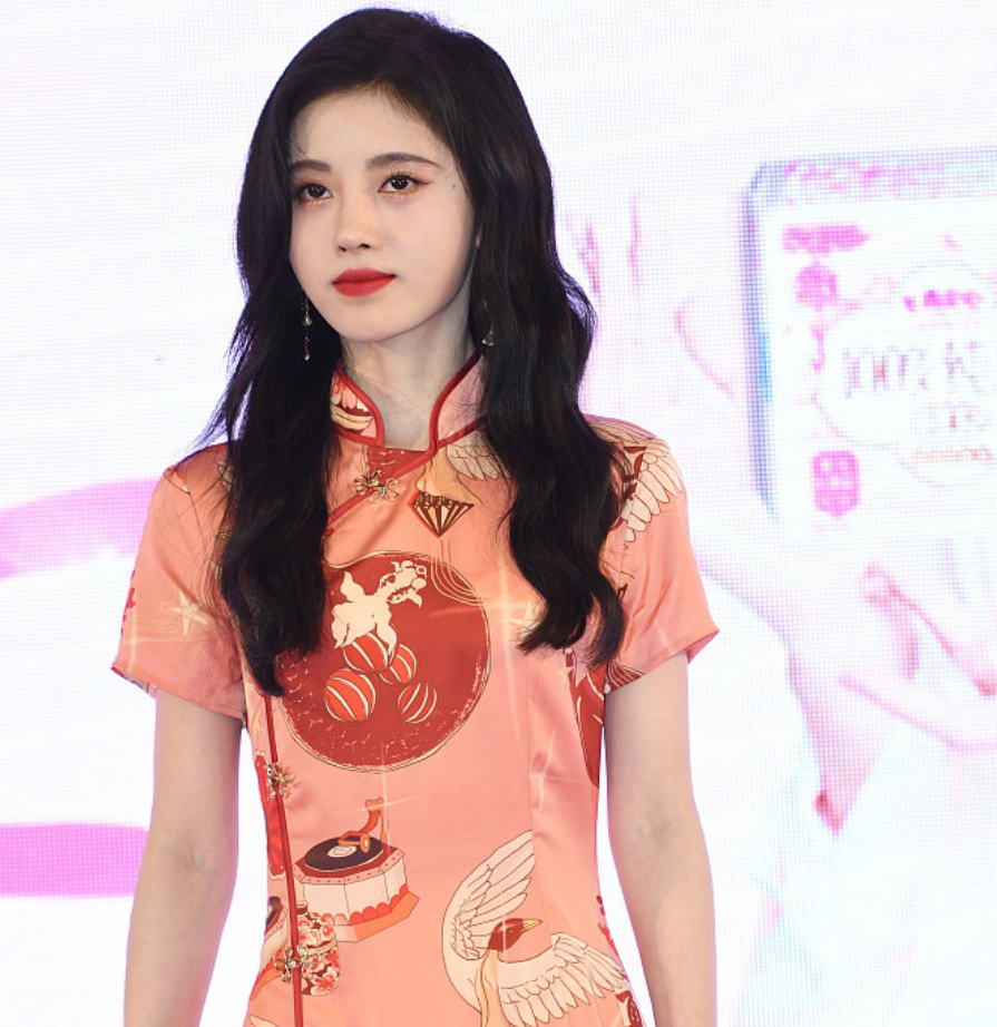 四千年美女鞠婧祎旗袍照亮相，和杨幂唐嫣郭晶