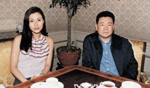 刘銮雄缺席女儿18岁生日，豪门父女情就是这么“