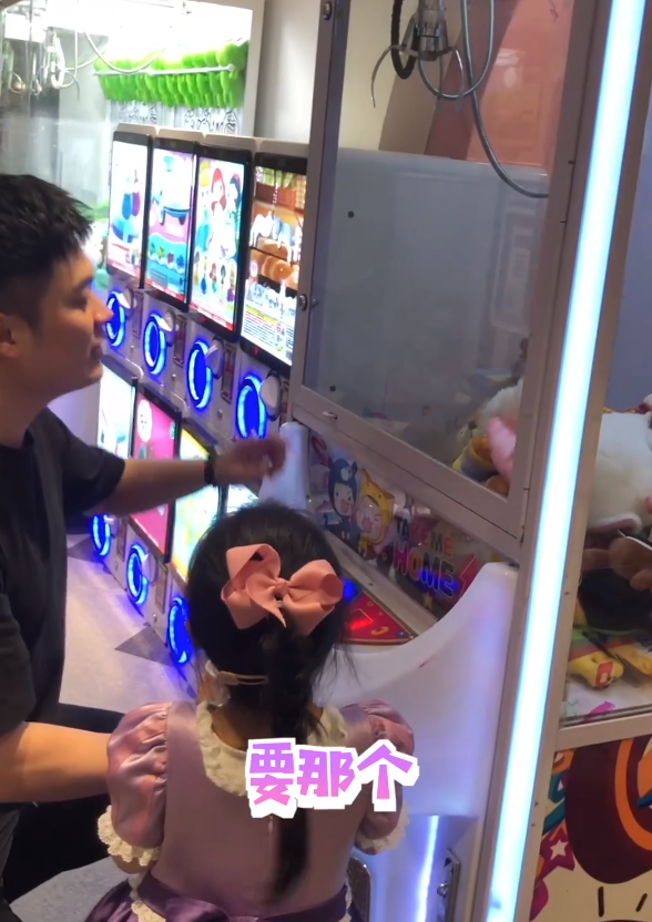 张子萱为陈赫生俩娃，女儿生日还不敢露面，婆