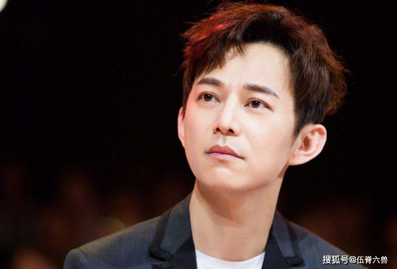 何炅王菁一同参加朋友聚会，出双入对似老夫老