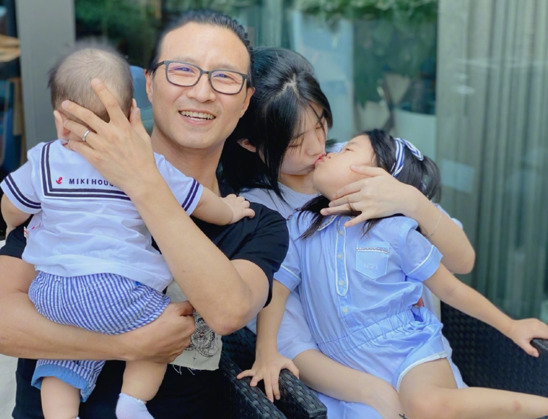 章子怡“一雪前耻”？穿深v长裙像天鹅，皮肤紧